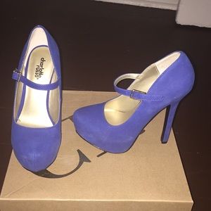 Sz.6 Charlotte Russe Venice-V heel in color Cobalt
